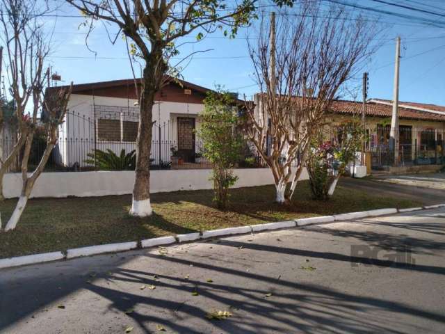 Casa de alvenaria  com 3 dormitórios, dois banheiros, sala, cozinha, área serviço (lavanderia), garagem coberta p/um carro, e um belo pátio com árvores frutíferas, caixa d'agua de PVC 500ltrs reserva,