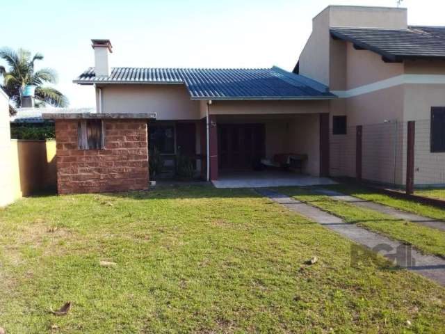 Casa a uma quadra do mar com dois dormitórios sendo uma suite , sala de estar que serve como mais um dormitório, cozinha  estilo americana , com area frontal  com espaço para colocar piscina  vaga par