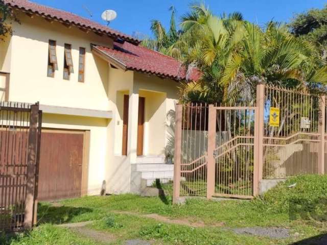 Sobrado com um pátio de fundos de 1489 m2  com arvores frutíferas &lt;BR&gt;Sobrado com alarme -  3 dormitórios, 1 suíte com closet e   sacada ,  banheiro social, cozinha, sala estar/sala de jantar, g