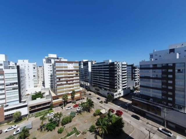 Espetacular apartamento de 3 dormitórios (1 suíte) em uma das regiões mais valorizadas e tranquilas de Capão da Canoa. A 3 quadras do mar, em frente à praça Tiaraju, ele tem belíssima vista para a pra