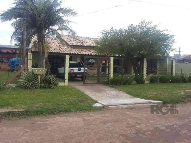 Casa de material  com chapa em Imbé com três dormitórios sendo uma suite , sala de estar com lareira e jantar conjugadas , area de serviço , patio cercado . . Quiosque , pergolado e canil . Apto para 