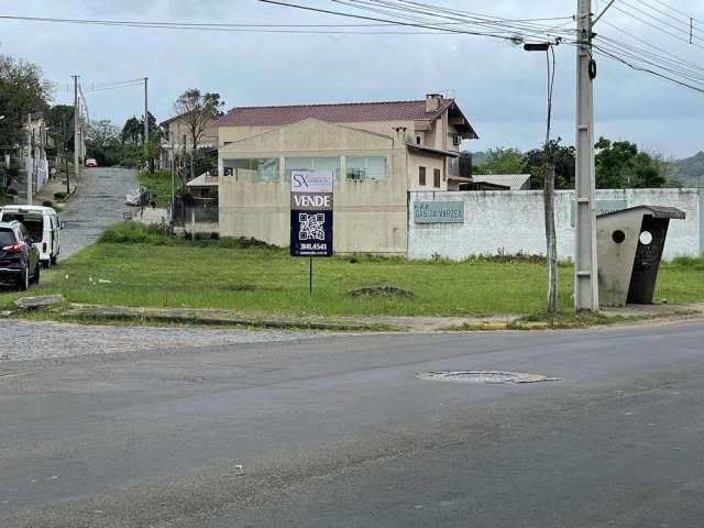 Imperdível!!&lt;BR&gt;&lt;BR&gt;Belíssimo terreno de esquina, em área urbana e comercial  localizado no bairro Várzea, em Santo Antônio da Patrulha.&lt;BR&gt;Medindo 561,48M².&lt;BR&gt;A propriedade c