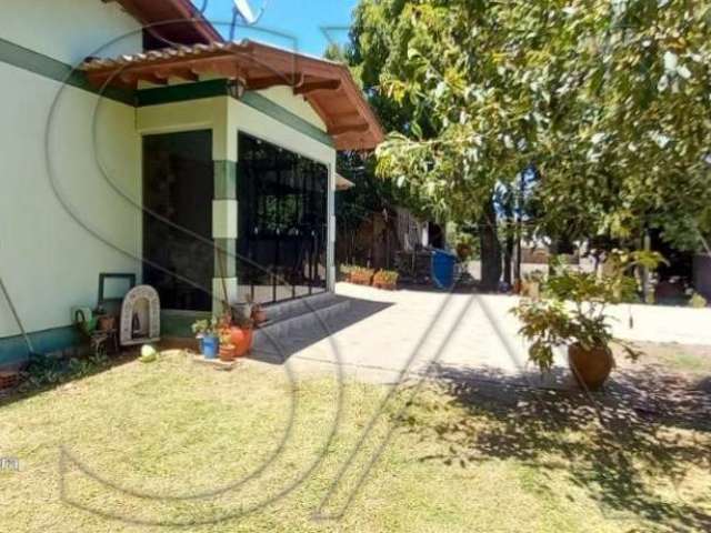 Chacará com 1.500m² no Bairro Jaú, 500 metros de proximidade com a RR Shoes! O imóvel está cercado e pronto para uso! Fácil acesso e boa metragem, para quem busca uma vida interiorana sem fugir da cid