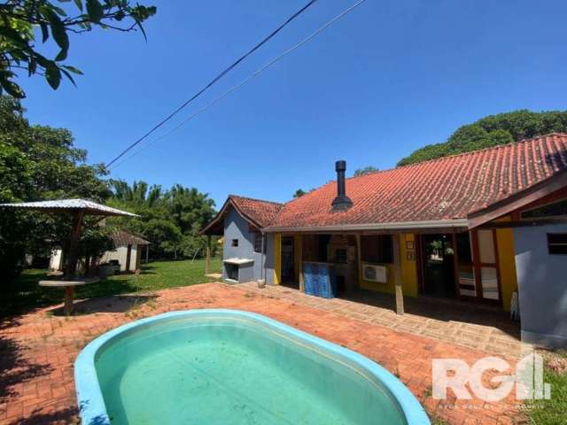 Sítio para compra em Porto Alegre/RS | Imóvel localizado na zona sul de Porto Alegre conta com 3 dormitórios, sendo 2 suítes, piscina, churrasqueira e ambiente totalmente arborizado. Venha conhecer!