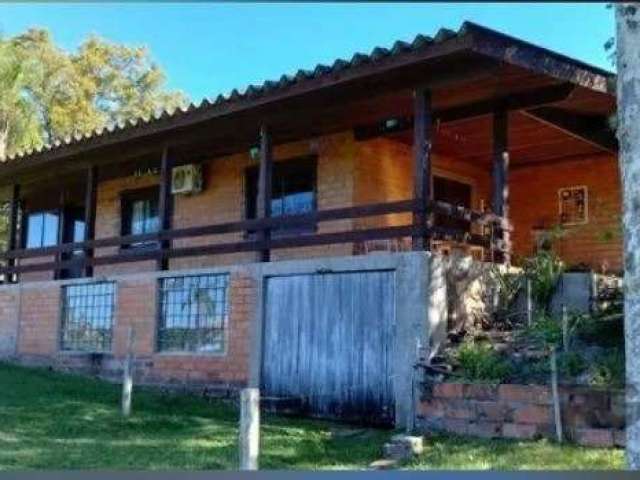 Excelente sítio com 3.8 hectares em Santo Antônio da Patrulha, RS, na localidade de Catanduva Grande , escriturado. Casa de alvenaria de 139,78m2, com 3 dormitórios, 2 salas de estar, 1 sala de jantar