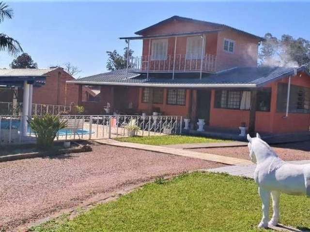 Sítio no Parque Florestal. Belíssimo Sítio de Lazer com ótima Infraestrutura e ótima Localização. Casa Principal Avarandada, 2 Pisos sendo o Piso terreo &lt;BR&gt;1 Suíte Americana, &lt;BR&gt;Sala de 