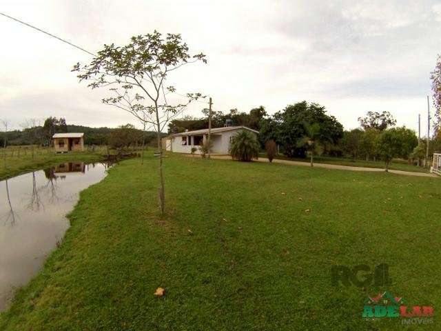 Sítio 2.9 Hetares em Itapuã. VENDE DE PORTEIRA FECHADA. Com Ótima Casa de 4 Dormitórios, Sala de Estar com Salamandra a Lenha pra Aquecimento. Cozinha Ampla Completa, 2 Banheiros, Galpão Anexo com Chu