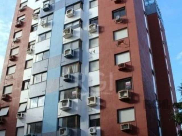 EXCELENTTE APTO NA TRAV JAGUARÃO, &lt;BR&gt;Apartamento 03 dormitórios 01 suíte, sala 02 ambientes com churrasqueira e split, cozinha com moveis fixos,  área de serviço separada. Uma vaga coberta e um