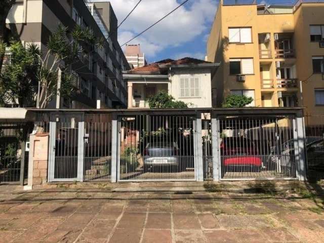 Vende-se terreno amplo, com 2 casa de madeira amplas, próprio com edificação de edifícios ou para comercio. Próximo de todos os recursos