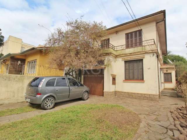 Ótima casa bem iluminada e arejada, com 04 dormitórios sendo 1 com ar condicionado , living dois ambientes com lareira, 02 banheiros, toda gradeada, nos fundos uma peça com banheiro e ambiente para la