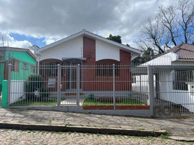 EXCELENTE CASA DE ALVENARIA com 03 Dormitórios no imóvel principal, sendo uma suíte, 01 banheiro social, living para 02 ambientes, cozinha com despensa, jardim de inverno. Imóvel todo reformado com pi