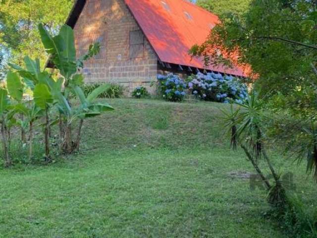 Sítio em condomínio fechado localizado em Viamão com um lindo chalé de campo semi-mobiliado. São dois dormitórios, sendo um com suíte, um mezanino que pode ser escritório com sala e cozinha aconchegan