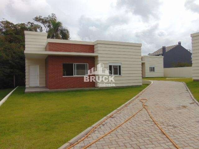 Bruck Imóveis vende. Casa térrea em condomínio fechado, 2 dormitórios, 1 suíte, 2 banheiros e 2 vagas/box de estacionamento, no bairro Lagos de Nova Ipanema, zona sul de Porto Alegre, próximo ao Zaffa