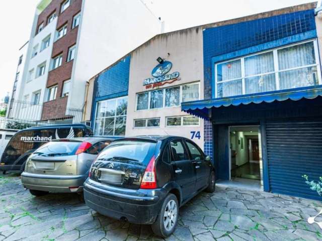 Predio Comercial com 2 pisos com 5 salas e 2 banheiros no piso inferior e no piso superior 6 salas e banheiro. Estacionamento na frente com 4 vagas.&lt;BR&gt;Agende já sua visita!