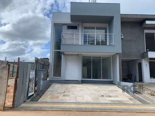 Este sobrado novo é realmente impressionante, com 4 quartos, incluindo uma suíte, 2 vagas de garagem e 3 banheiros. A escada é revestida de mármore, e o piso é de porcelanato. Há uma churrasqueira na 