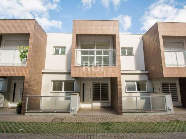 CASA em condomínio com 3 suítes, 250m², 3 andares. &lt;BR&gt;Primeiro piso: Garagem para 3 carros cobertos, lavanderia, depósito e dependência completa. &lt;BR&gt;Segundo piso: Sala de estar e jantar,