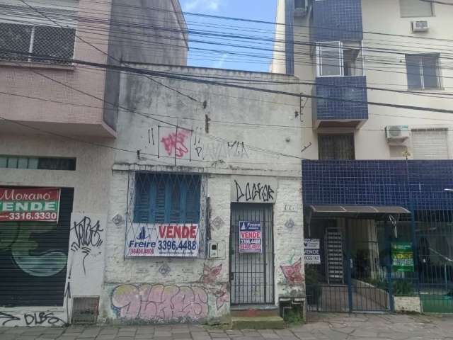 CASA COMERCIAL NA CIDADE BAIXA - Casa Comercial na rua João Alfredo com aproximadamente 50 metros quadrados de área construída. Casa com corredor, sala, cozinha e banheiro. Amplo pátio. Terreno medind