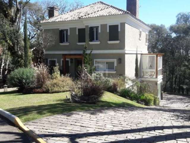 Casa semimobiliada em condomínio fechado, Lagos de Gramado, três suítes, master com closet e hidromassagem, amplo living com lareira, churrasqueira e espaço gourmet, projetos paisagísticos e iluminaçã