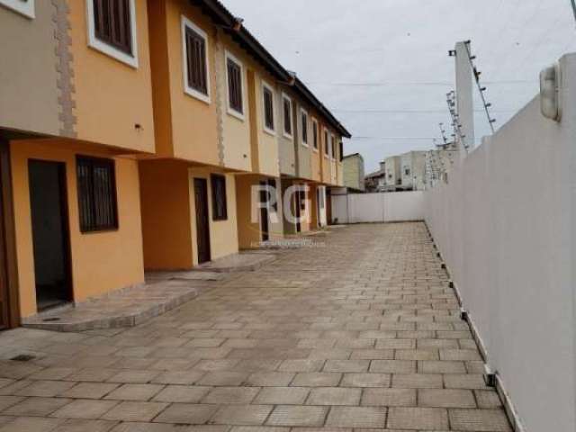 Sobrado em condomínio fechado com 3 (três) dormitórios sendo 1 (um) suite. Área social composta por sala de estar, jantar e cozinha conjugadas, mais lavabo, tudo com piso de porcelanato. Área de servi