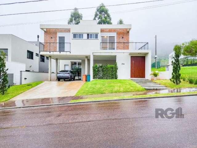 Residência com 284m² privativo em terreno com generosos 566m². Localização privilegiada com fundos para área de preservação permanente, próximo à praça do condomínio.&lt;BR&gt;&lt;BR&gt;No andar infer