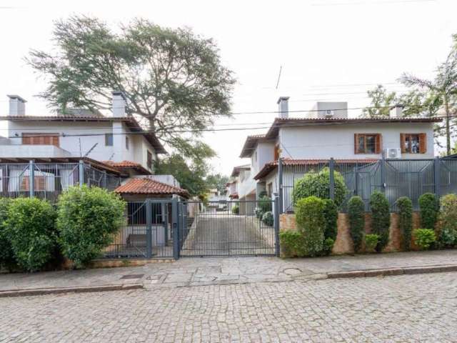 Belíssima casa localizada no coração do bairro Jardim Isabel,  em condomínio fechado com segurança e portaria 24hs. O imóvel possui  amplo living todo em porcelanato com lareira, lavabo; Cozinha ameri