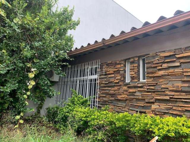 Bela casa para investimento comercial localizada no coração do bairro Tristeza,&lt;BR&gt;Conta com uma ampla sala de recepção climatizada, 5 salas, possui 3 banheiros, cozinha, área de serviço, garage