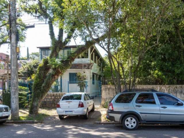 Espaço com uma grande casa( ótima para restaurante, pousada, alojamento de grande grupo,jogadores mirim de futebol, &lt;BR&gt; empregados de obras, varias peças, banheiros coletivos, refeitório,  ótim