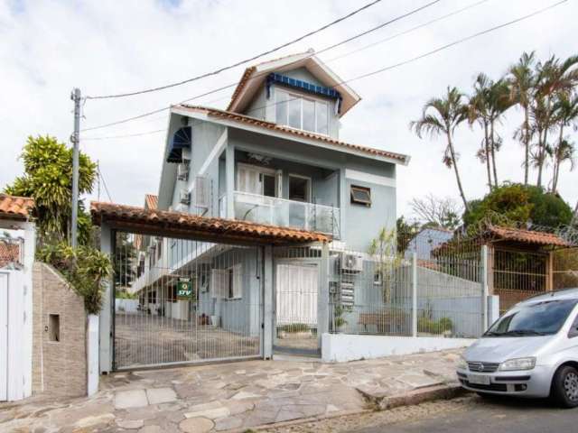 Ótima  Casa em Condomínio com poucas unidades e excelente orientação solar.&lt;BR&gt;No 1° pavimento: living em porcelanato para 02 ambientes, lavabo, copa-cozinha, churrasqueira e garagem coberta par