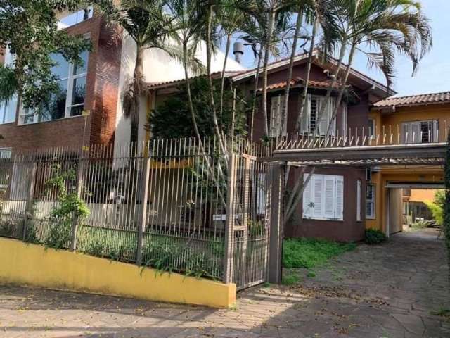 Para mais informações e visitas ao imóvel fale com nossos consultores Tel. (51) 3024.9000 - WhatsApp (51) 99552.7766&lt;BR&gt;Aluga e ou Vende na João Berutti, excelente casa comercial, com 400m², 02 