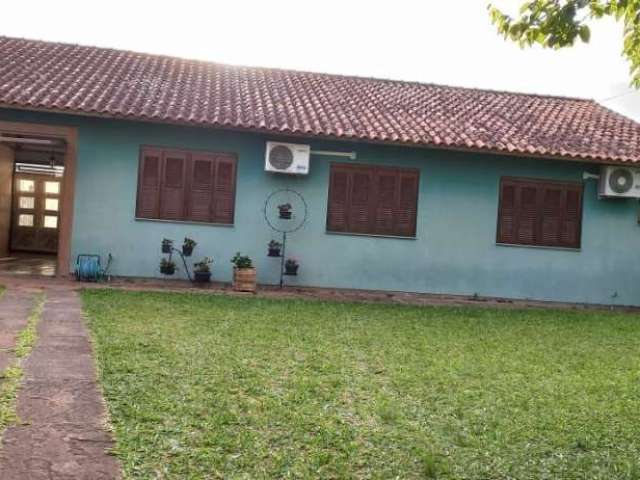 Casa no condomínio Goufe II na região de Águas Claras em Viamão. &lt;BR&gt;Composta por 3 dormitórios, sendo uma suíte, sala e cozinha integrada, banheiro, garagem fechada para um carro, churrasqueira