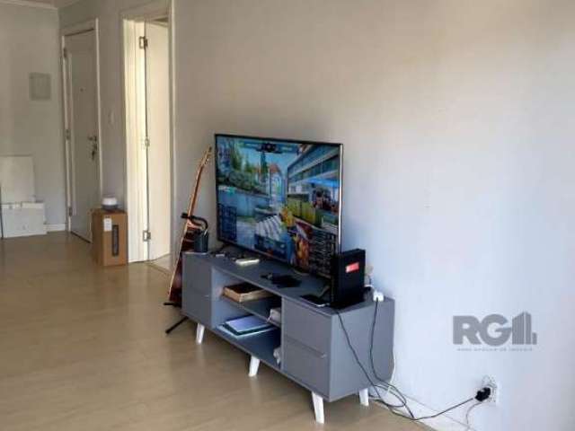 Vende-se apartamento térreo&lt;BR&gt;Com 03 dormitório e 01 banheiro social;&lt;BR&gt;Living 2 ambientes com acesso para pátio privativo &lt;BR&gt;Arejado, Reformado e Semi mobiliado&lt;BR&gt;Cozinha 