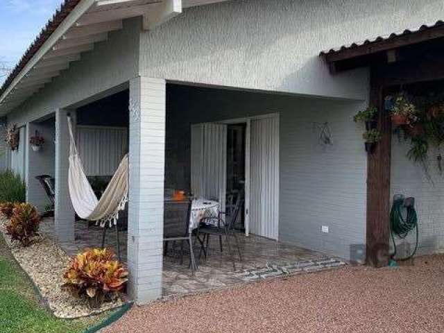 Descubra o charme desta casa encantadora, onde a elegância se une ao conforto. Com uma linda varanda e um amplo hall de entrada, este lar oferece o espaço perfeito para receber amigos e familiares. Co