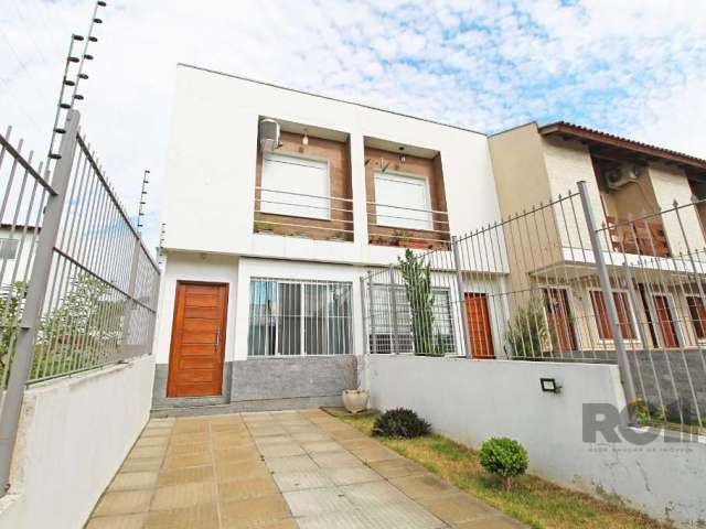 Excelente casa na parte alta da cidade, com 2 suítes, uma com splits,1 lavabo, sala com dois ambientes, cozinha, área de serviço, pátio, churrasqueira, piso porcelanato na parte térrea, segundo andar 