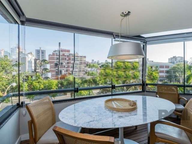 Apartamento de 2 dormitórios a venda no Bairro Petrópolis.&lt;BR&gt;Impecável aprtamento de 134m²! Semi mobiliado com móveis de primeira. Conta com hall de entrada, living, sacada integrada, 02 amplos