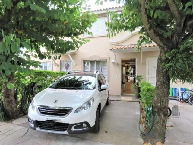 Apresentamos uma casa de 2 dormitórios no bairro Humaitá, totalmente reformada e decorada por arquiteta. Este imóvel oferece o conforto que você merece, com uma sala de jantar e estar separadas, garan