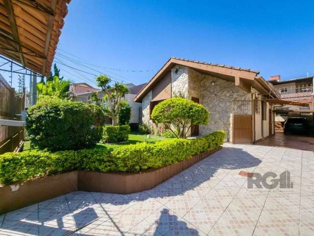 Casa de alvenaria com lindo jardim.&lt;BR&gt; Possuí dois dormitórios, living para estar e jantar, cozinha, banheiro social e lavanderia. &lt;BR&gt;Casa nos fundos de dois andares, com sala de Jantar,