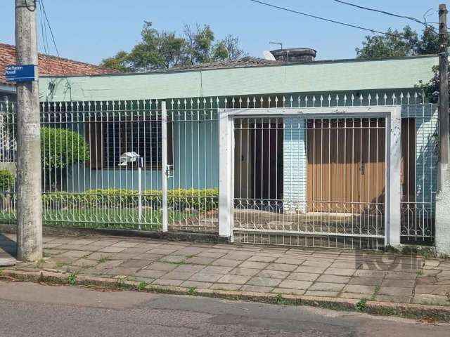 Excelente casa no bairro Parque São Sebastião, com 3 dormitórios,  banho social, lavabo, living 2 ambientes, dependência de empregada completa, 2 vagas de garagem, cozinha,  terreno 10x25. Possui anex