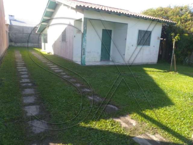 Casa a venda em Tramandaí Sul com 02 banheiros , 03 dormitórios , sala e cozinha conjugado,  ótima  localização à 200 metros do mar .&lt;BR&gt;Agende sua visita!