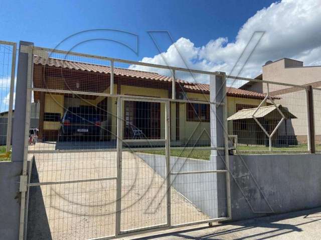 SX vende em Santo Antônio da Patrulha casa, com 3 de alvenaria dormitórios, banheiro social, sala e cozinha integradas, churrasqueira, cozinha com móveis planejados. Possui 93m² de área construída e á