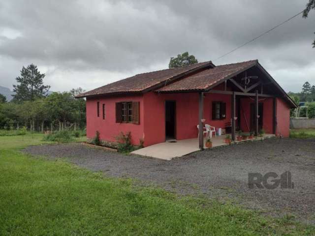 Casa 3 dormitórios, sala, banheiro social, cozinha, lavanderia, vaga garagem coberta, poço artesiano, internet, pátio. Agende uma visita com um dos nossos corretores especialistas