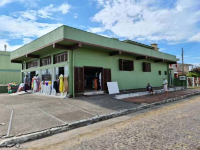 Prédio com 240m², de esquina, na avenida do Centrinho de Oásis, em Tramandaí, localizado próximo ao mar.