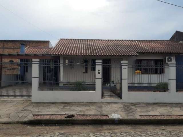 Um excelente imóvel localizado no bairro Várzea, há poucos minutos do centro, próximo a escolas, farmácia, mercados, padaria.  &lt;BR&gt;.&lt;BR&gt;São duas casas em perfeito estado de conservação, se