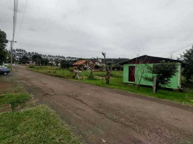 Lindo terreno de esquina,   localizado no bairro Imigrantes, em Santo Antônio da Patrulha.&lt;BR&gt;Medindo 1.200M², contando com uma casa de madeira com medidas de 5x5, com um dormitório, sala cozinh