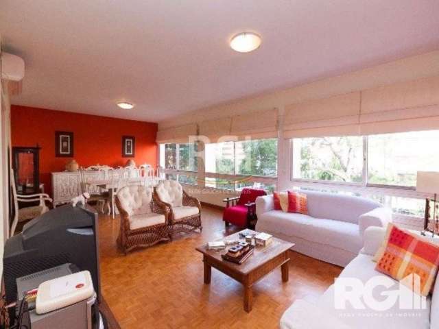 Apartamento 3 dormitórios no Moinhos de Ventos em Porto Alegre. &lt;BR&gt;&lt;BR&gt; Clássico apartamento a uma quadra do Parcão.&lt;BR&gt;&lt;BR&gt; Apartamento de 3 dormitórios + gabinete, sendo 2 s