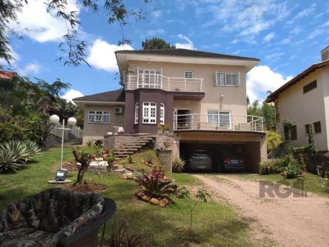 Casa com 3 suítes amplas.&lt;BR&gt;Gabinete reversível a quarto com banheiro/ lavabo próximo.&lt;BR&gt;Cozinha mobiliada, com iljha, forno elétrico grande.&lt;BR&gt;Fogão coktope.&lt;BR&gt;Aquecedor a