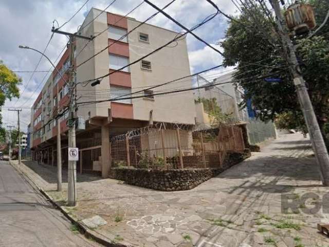 Ótimo apartamento no Petrópolis, frente, com 80m² privativos, de 2 dormitórios e 2 vagas. Possui sala ampla, 2 dormitórios, banheiro com box de vidro e ventilação naturral, cozinha espaçosa, área de s