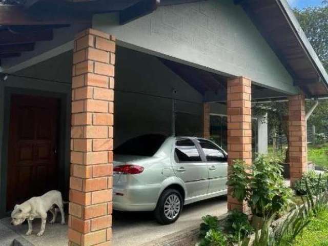 Casa térrea com 2 dormitórios, suíte, sacada com vista livre, mezanino, piso porcelanato nas áreas comuns e laminado nas áreas íntimas, água quente em todas as torneiras, armários fixos na cozinha e á