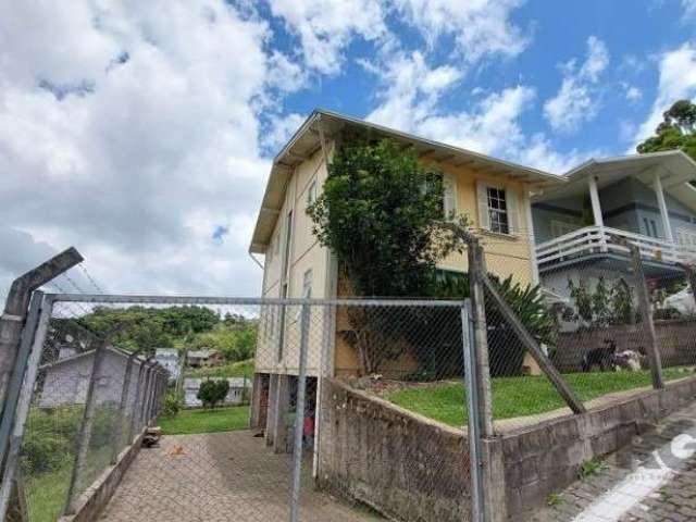 Excelente oportunidade de adquirir uma casa localizada na Rua Luiz Zoppas, Bairro Cairú, Garibaldi. Com 149.94m² de área privativa e 300m² de área total, esta casa possui uma localização privilegiada.