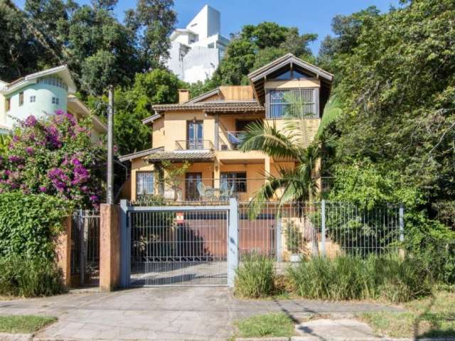 Linda casa na parte tranqüila da orla de Ipanema na Av. Guaíba. Com vista panorâmica definitiva para o por do sol em todos os cômodos (exceção para lavanderia e banheiros). Casa com 323m² em terreno d