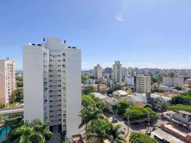 Apto de 3 dormitórios, sendo uma suíte. 3 dormitórios aberto para living estendido. Apartamento está semi-mobiliado. Apto com churrasqueira e 02 vagas de garagem simples e cobertas. Localizado no bair